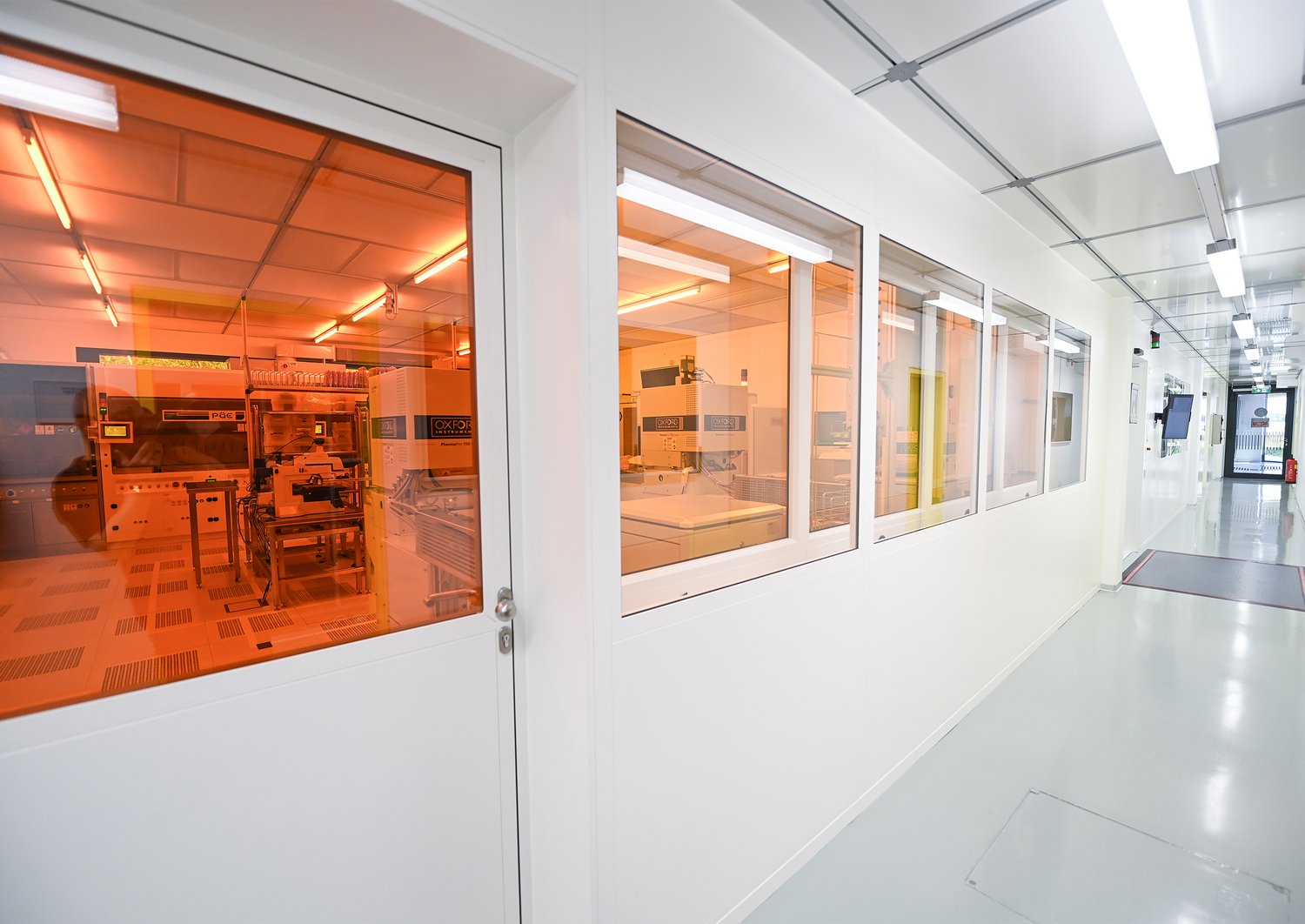 Gang mit Fenster, Blick in den Forschungsreinraum