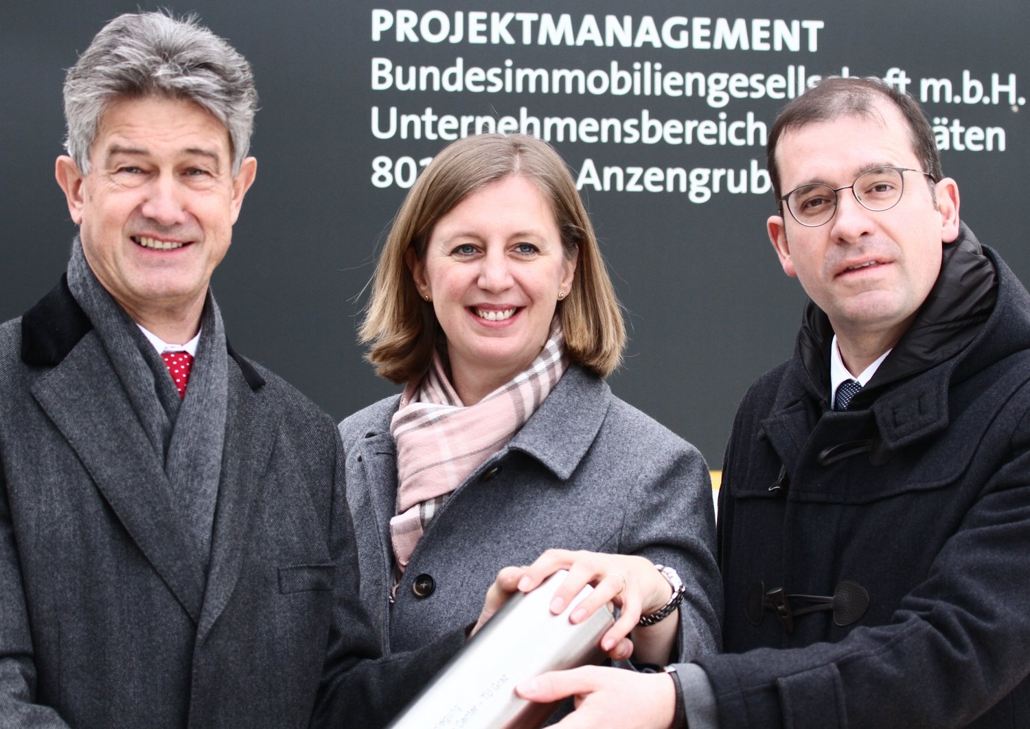 Foto (von links nach rechts): Rektor Harald Kainz, Landesrätin Barbara Eibinger-Miedl, BIG-Geschäftsführer Hans-Peter Weiss bei der Grundsteinlegung des EBS Centers
