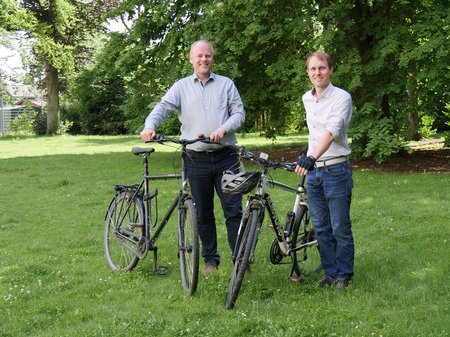 Bernhard Auinger und Herbert Hackl mit Fahrrädern