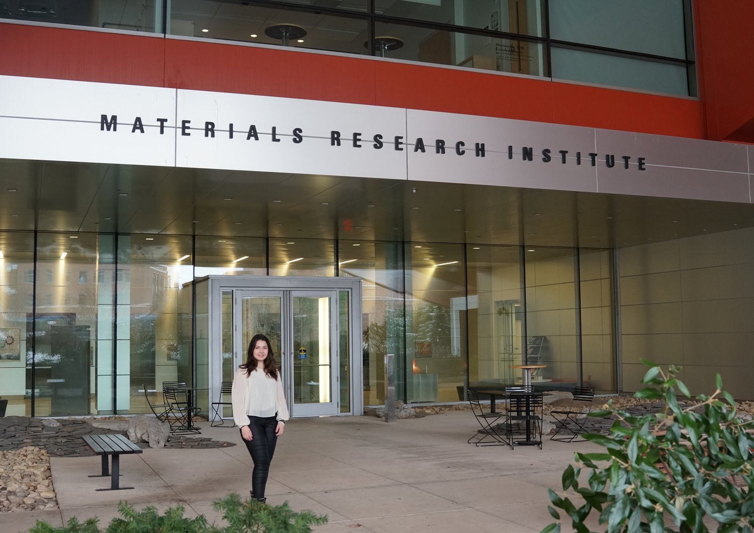 Madeleine Petschnigg steht vor dem Materialforschungsinstitut der Penn State University.