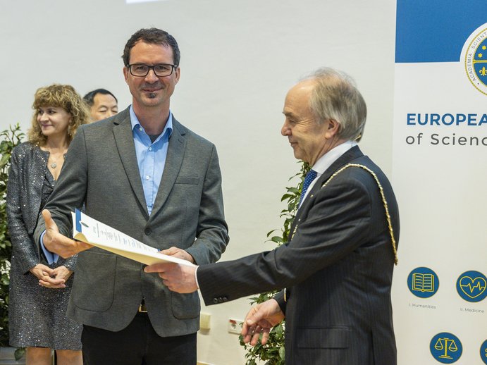 Jürgen Kosel gets a certificate of membership 