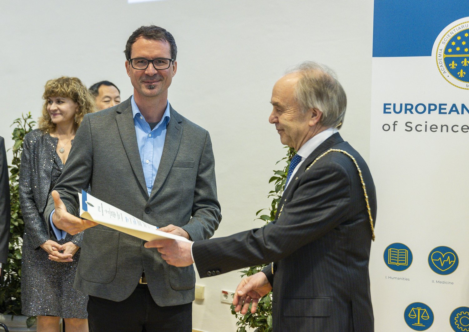 Jürgen Kosel gets a certificate of membership 