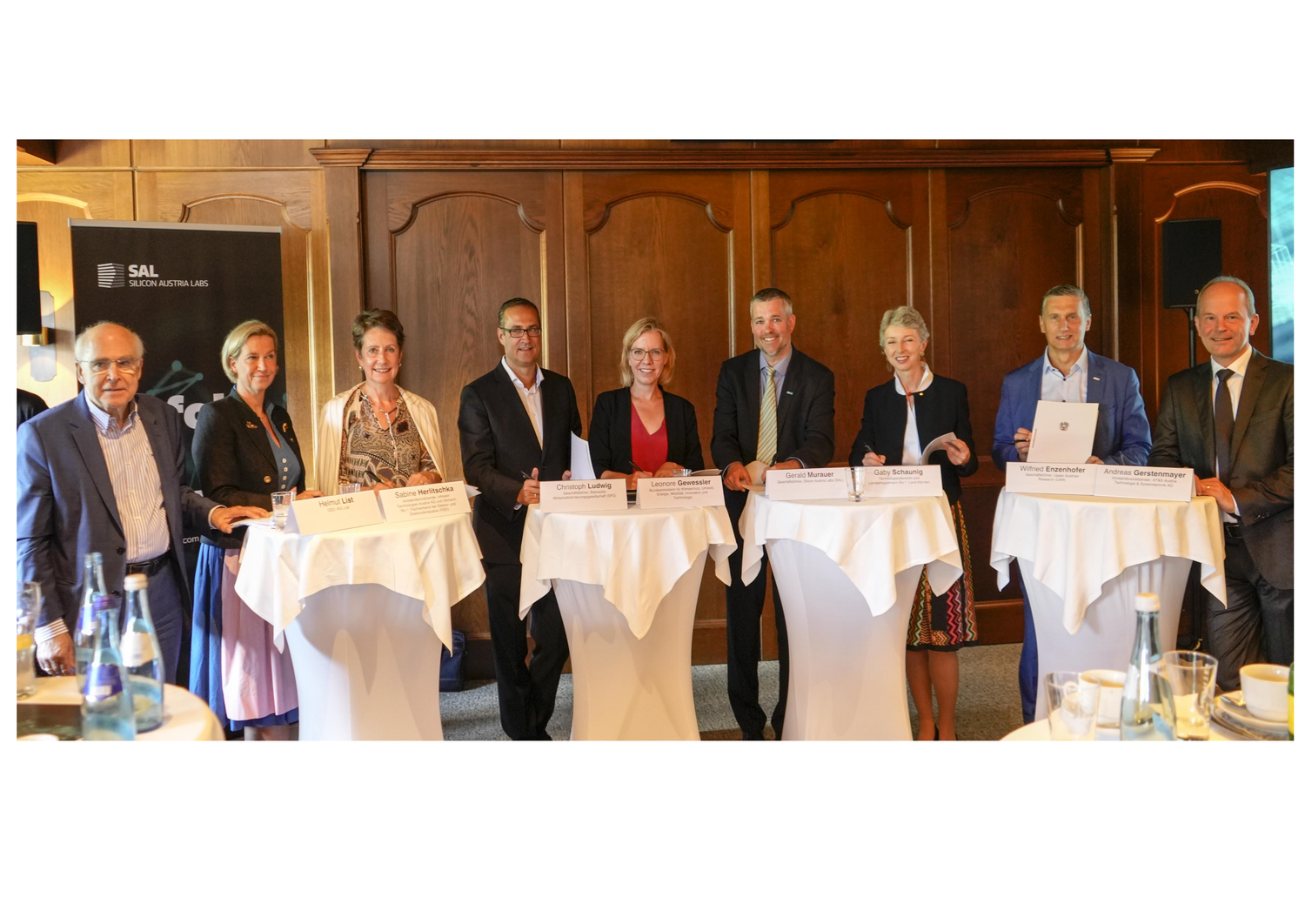Helmut List, Marion Mitsch, Sabine Herlitschka, Christoph Ludwig, Leonore Gewessler, Gerald Murauer, Gaby Schaunig, Wilfried Enzenhofer, Andreas Gerstenmayer, standing side by side with a statement on the further support of the SAL Center of Excellence, founded in 2018, in their hand
