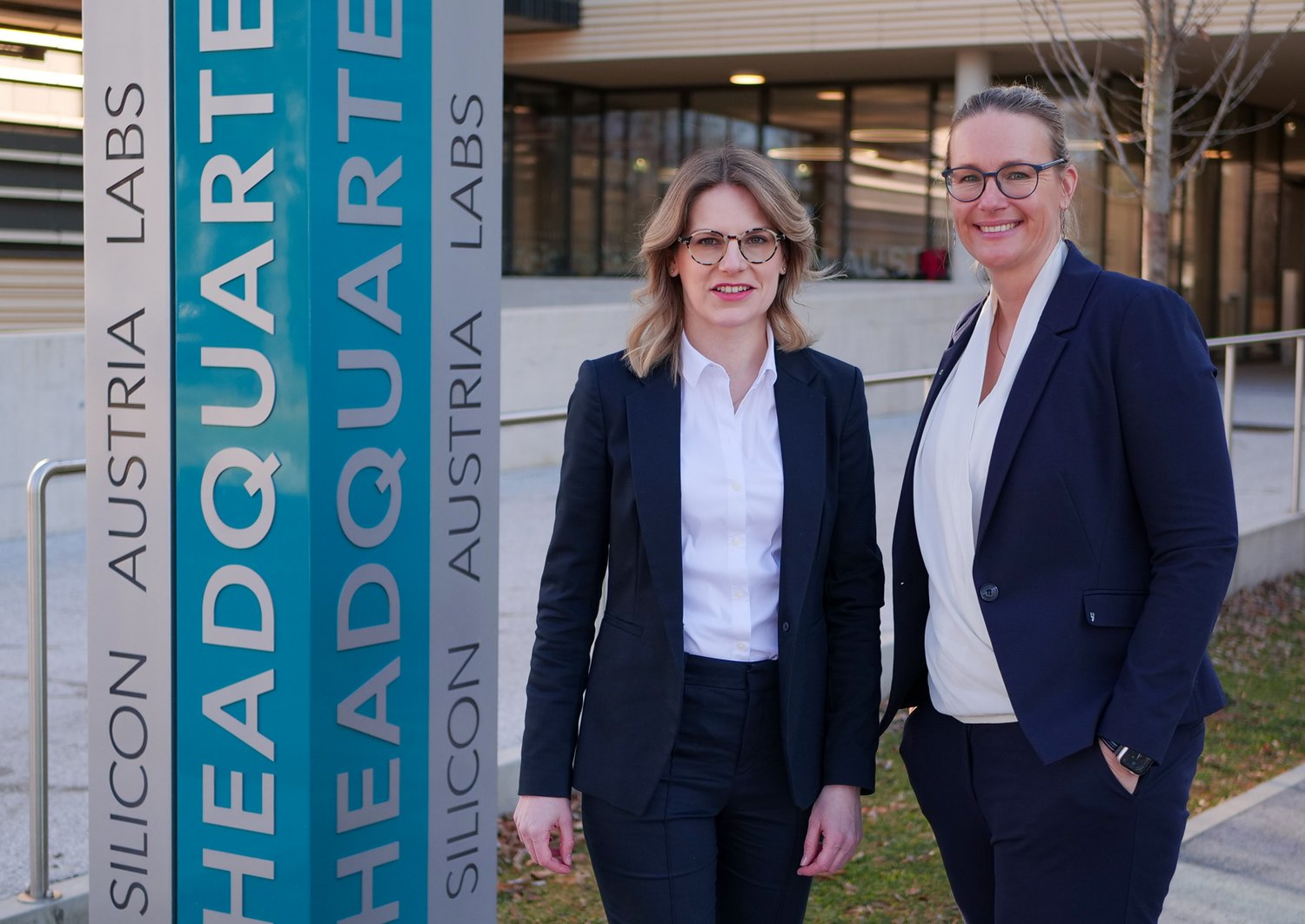 Isabel Tausendschön and Christina Hirschl in front of the SAL Building in Graz