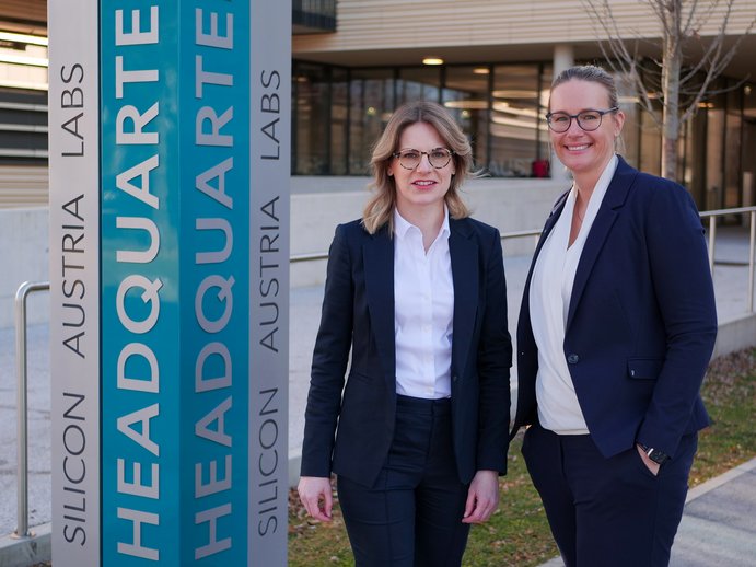 Isabel Tausendschön und Christina Hirschl vor dem SAL Gebäude in Graz