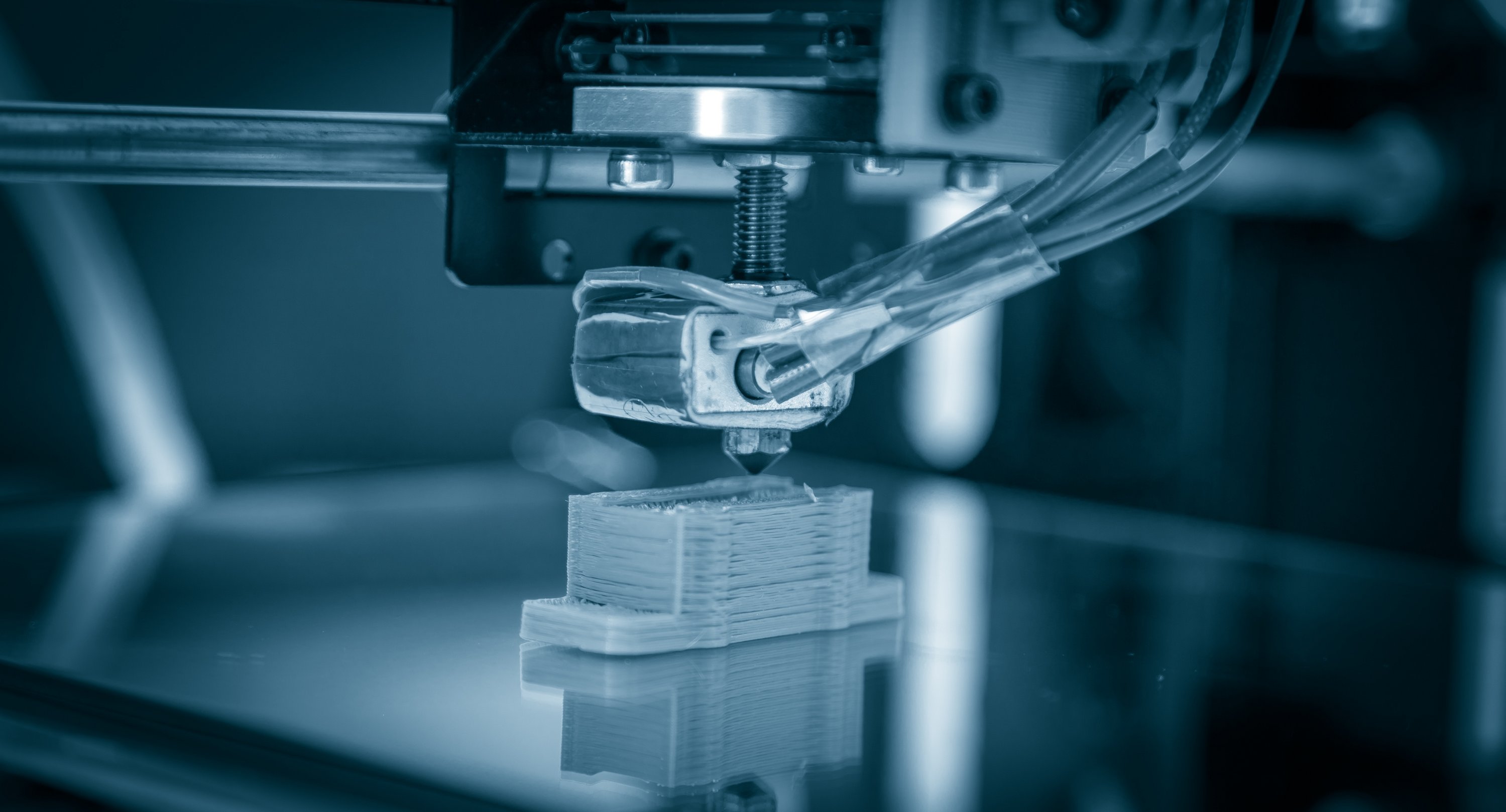 Nahaufnahme eines Arms eines 3D-Druckers