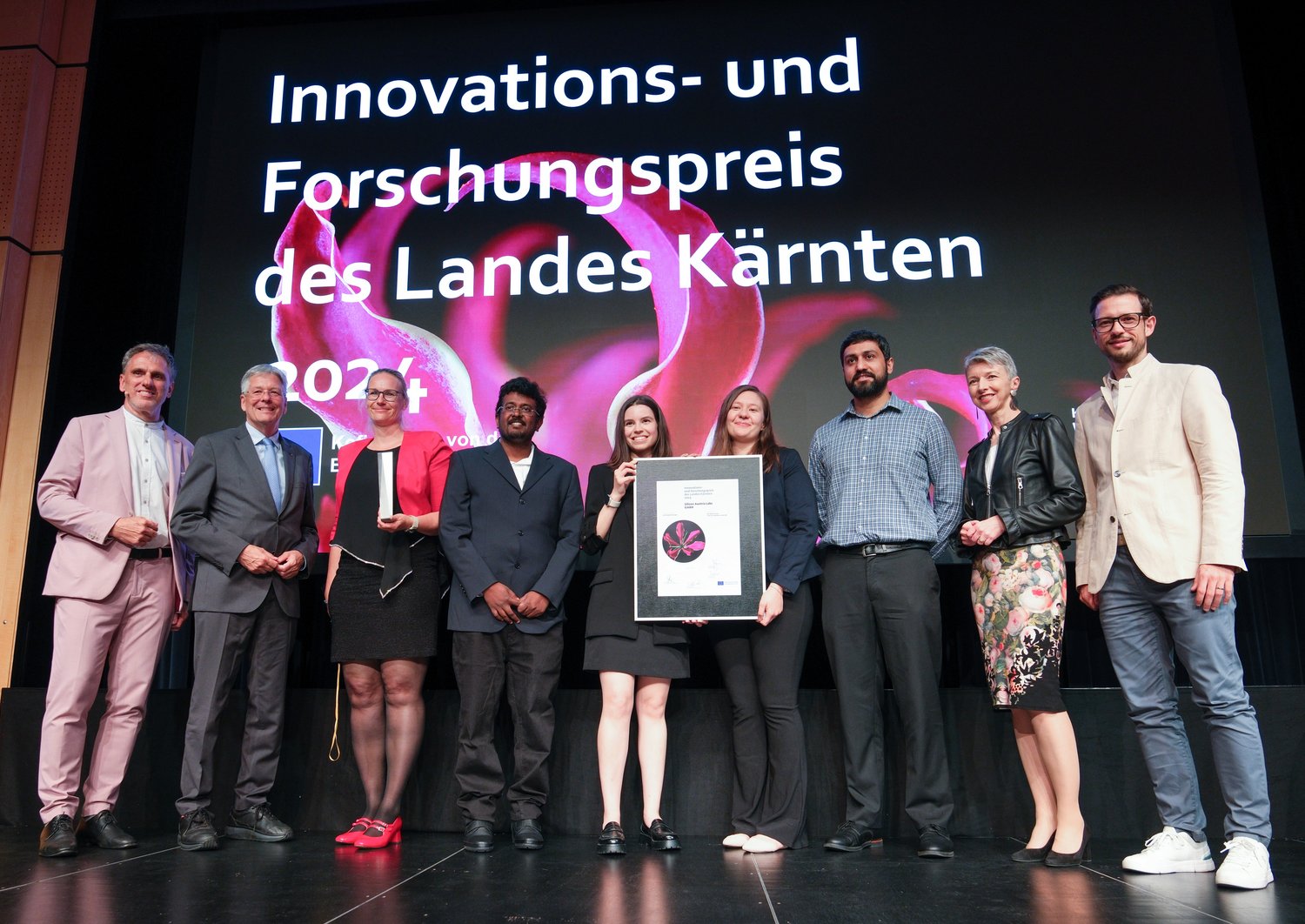 The project team at the KWF award ceremony. In the background you can read "Carinthian Innovation and Research Award 2024".  