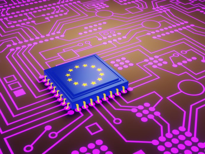 Dekoratives Bild, Mikrochip mit EU-Flagge auf einer Leiterplatte