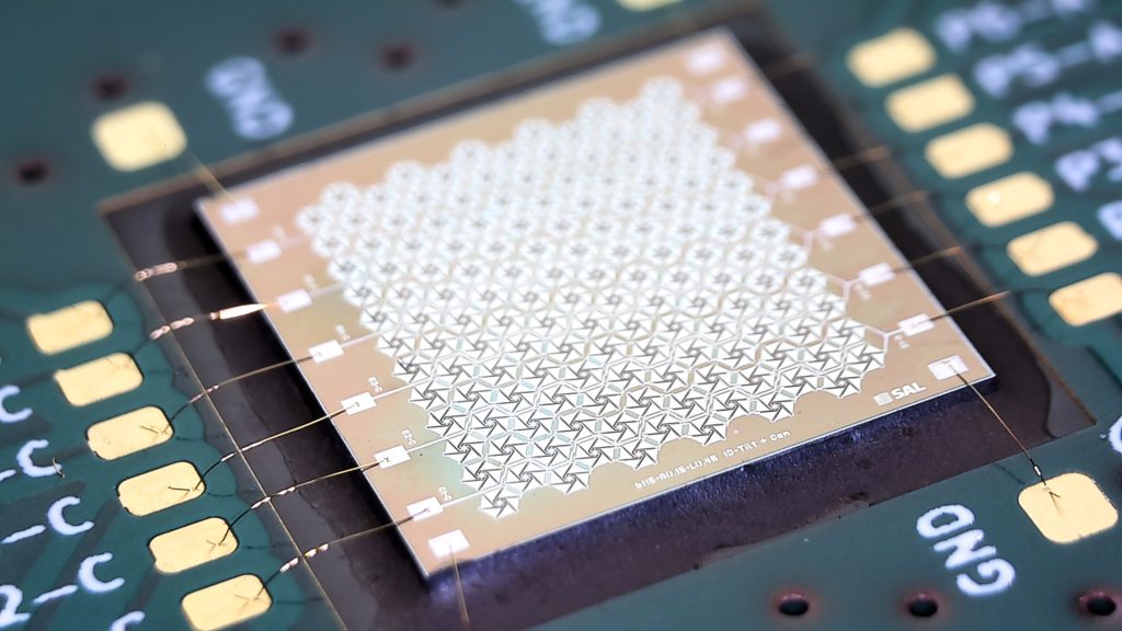 Mikrospiegel-Array auf einem Halbleiterchip mit elektrischen Kontaktflächen.