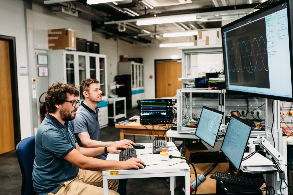 Zwei Forscher im Power Electronics Labor