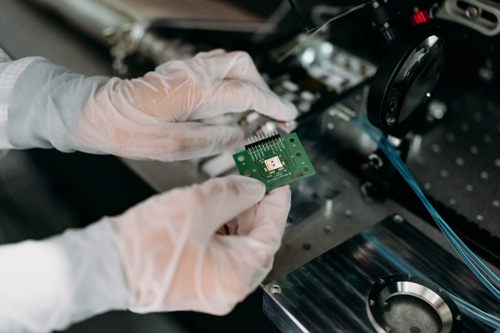 Zwei Hände, die einen Microchip halten
