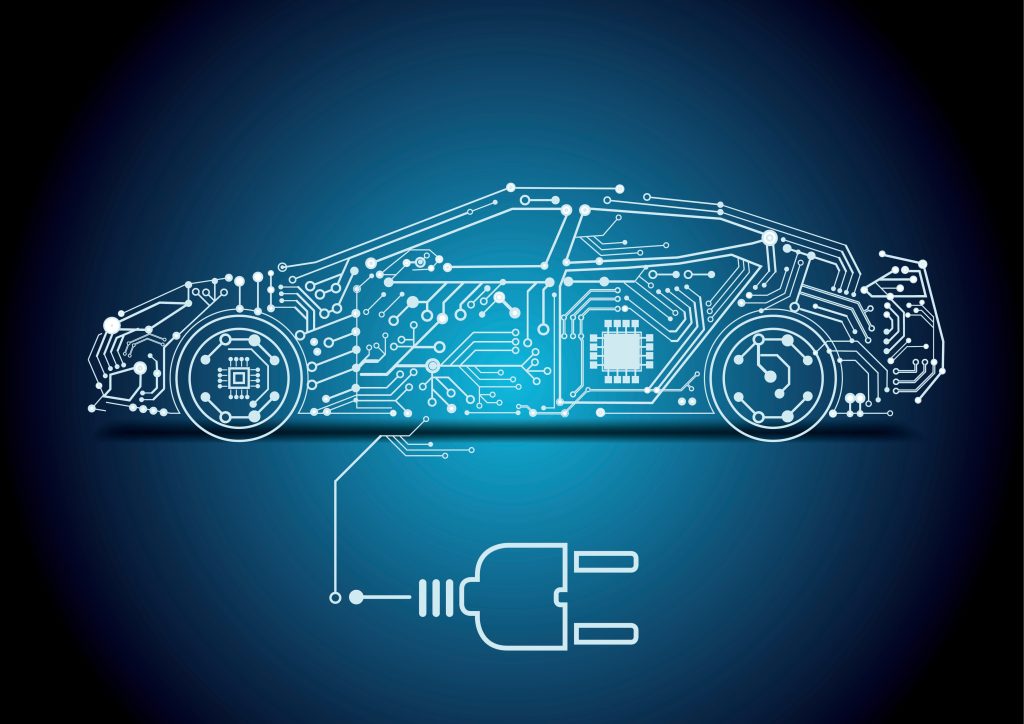 Stilisierte Silhouette eines Autos mit integrierten Leiterbahnen und Mikrochip, verbunden mit einem Ladestecker auf blauem Hintergrund.