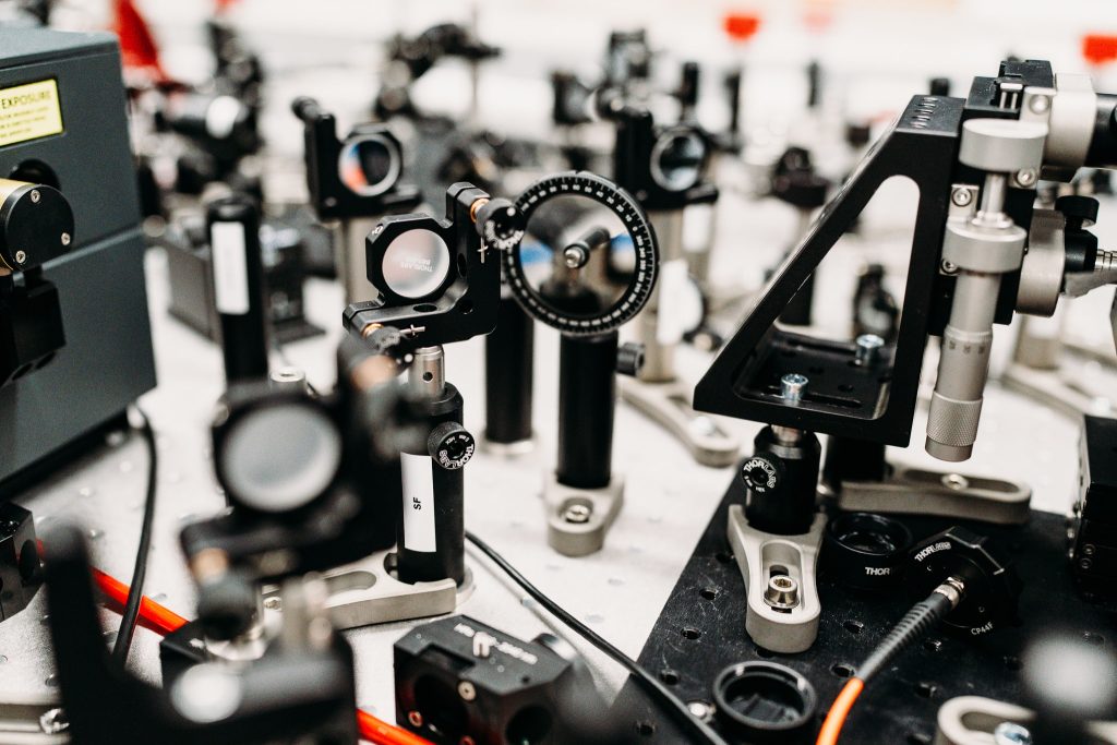 Optischer Laboraufbau mit Präzisionshalterungen und Linsen auf einem photonischen Messtisch